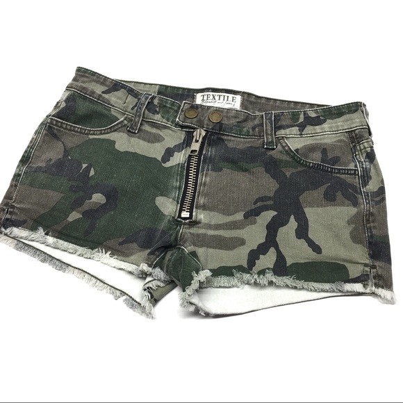 Elizabeth and James Pants - €• Elizabeth & James Camo Denim Cutoffs N11